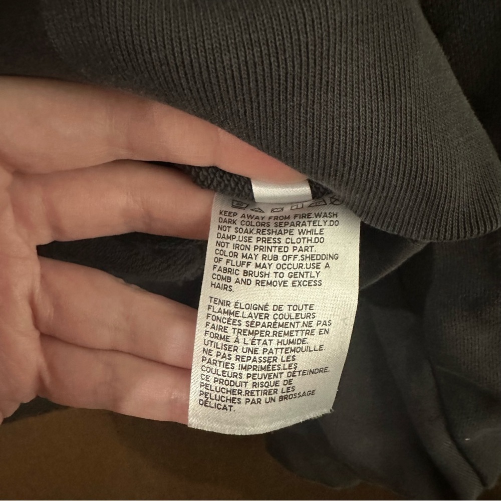 Uniqlo Disney Oversized Dark Grey Crewneck Sweater Lady & the Tramp Graphic Sz S - Picture 10 of 11